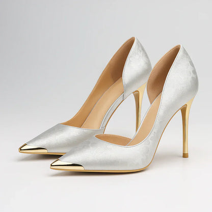 Verde Éclat™ – Tacones de Satén con Punta Dorada